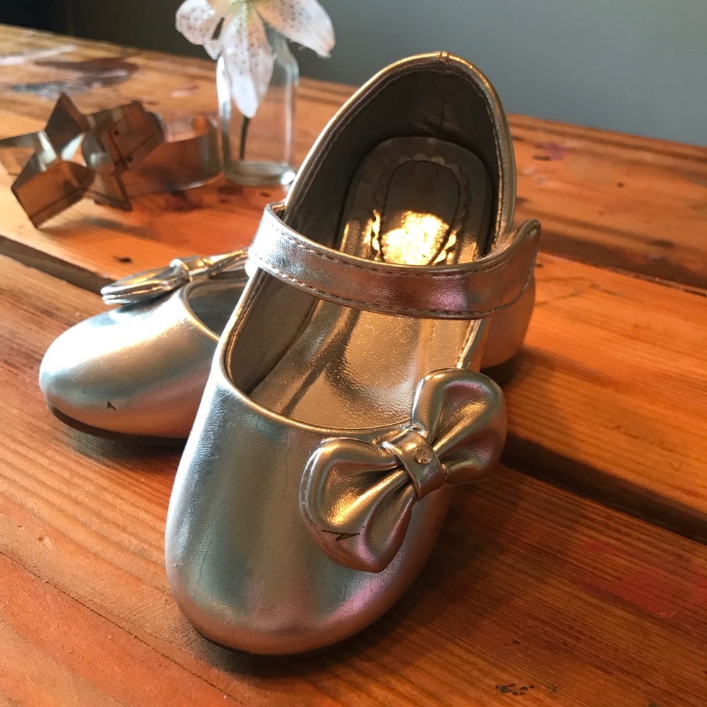 Christmas party shoes! Silver with bow